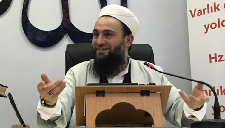 Kadınlara kafayı takan bir hoca daha ortaya çıktı. Kadınların eşlerine ismiyle hitap etmesi edepsizlikmiş