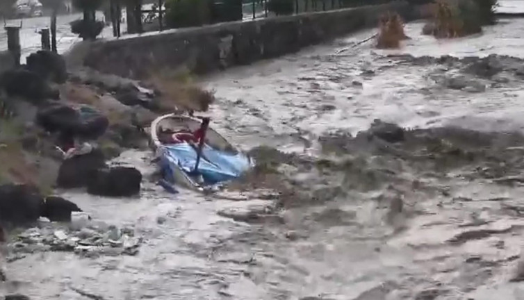 Çanakkale’yi vurdu rotasını İstanbul’a çevirdi. Kocabaş Çayı taştı, cadde Venedik döndü