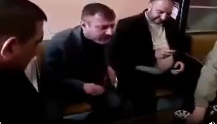 Azer Bülbül'ün son görüntüleri ortaya çıktı. Ölmeden bir gün önce otel lobisinde arkadaşlarına şarkı söylemiş