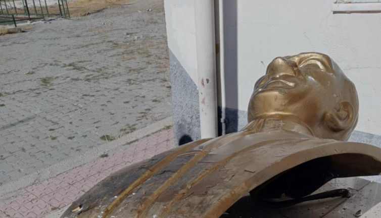 Atatürk büstüne alçak saldırı. İki kişi gözaltında