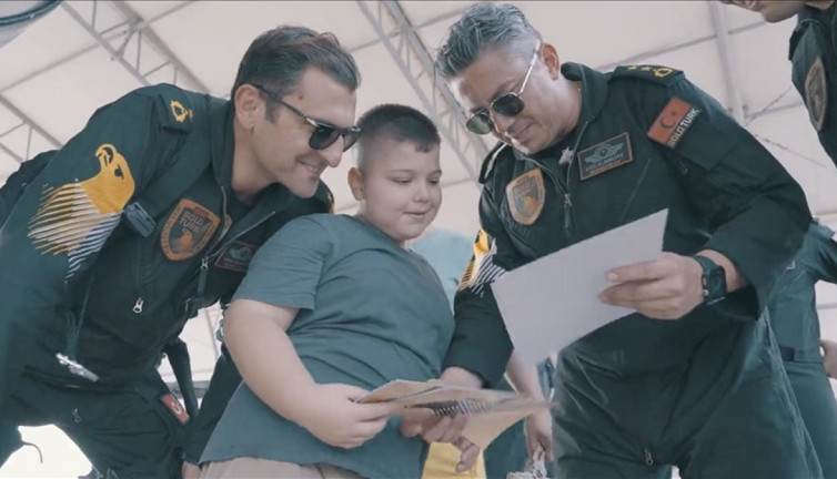 SOLOTÜRK pilotlarından gösteriyi izlemek için Iğdır'dan gelen 4 yaşındaki Can'a özel karşılama