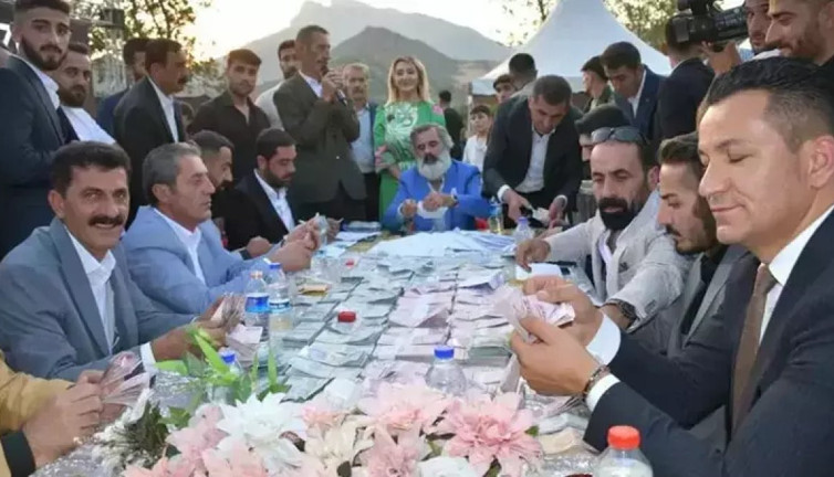 Say say bitiremediler. Tıvorlu İsmail’in oğlunun düğününe takılan para dudak uçuklattı