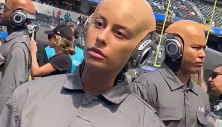 Robotları görenler korkudan stadyumu terk etti. Robotlar maç izlemeye geldi