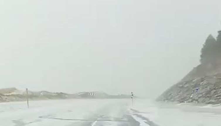 Kış Ardahan'a erken gitti. Bir dolu yağdı, yollar beyaza büründü