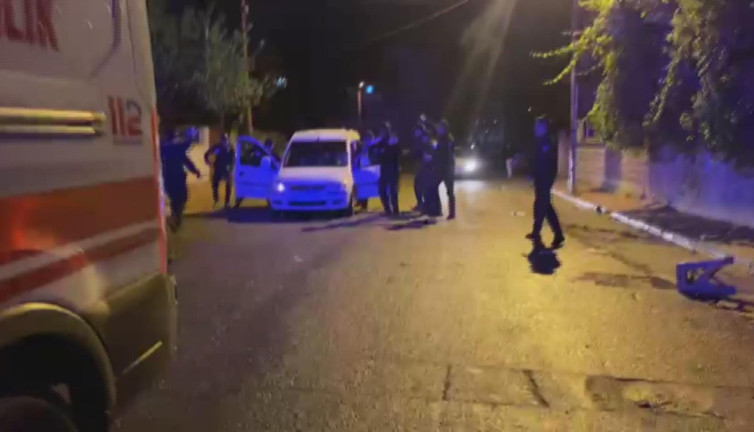 Düğün magandalarına silah atılmaması uyarısı yapan polislere taş ve cam şişelerle saldırdılar