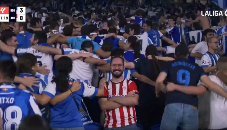 Derbiyi üzerinde formayla rakip tribünde izledi. Türkiye'de yaşansa ne olurdu?