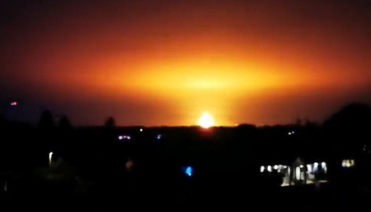 İngiltere'de patlama meydana geldi: Alevler gökyüzünü kapladı