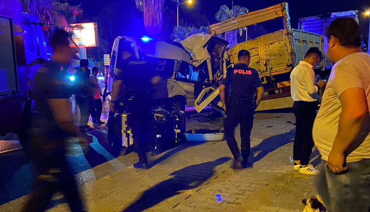 Tur minibüsü kamyona çarptı: İsviçreli doktor öldü 11 yaralı