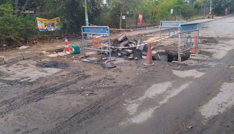 Üsküdar sokaklarında kanalizasyon taştı