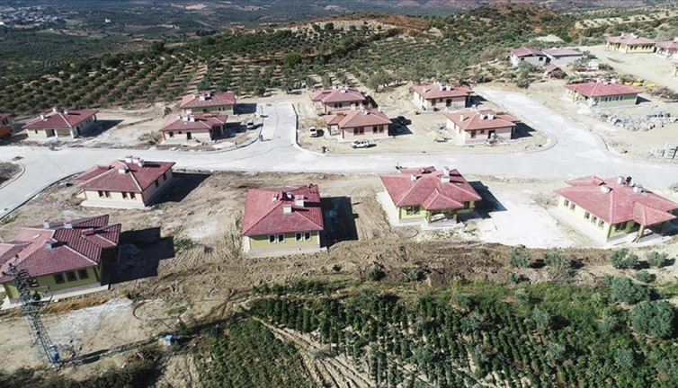 Depremzedeler için yapılan köy evlerinde ilk teslimat kasımda