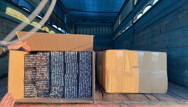 İzmir'de 401 bin 260 adet ele geçirildi. Polisler say say bitiremedi