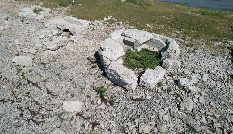 Seyhan'da sular çekildi dev kent aniden ortaya çıktı. Jandarma ablukaya aldı