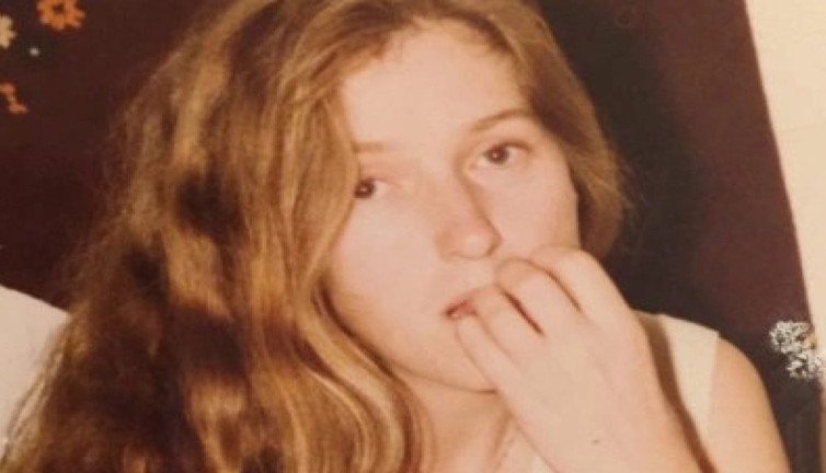 Ünlü şarkıcı gençlik fotoğrafı ile takipçilerini geçmişe götürdü