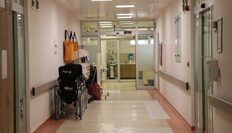 Devlet hastanesinde fareler cirit atıyor. Aynı hastanede skandallar zinciri sürüyor