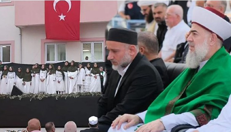 Lisede peygamber torunu olarak sunulan şeyhle Mevlit töreni. Lüks aracıyla geldi, ‘şükredin’ dedi