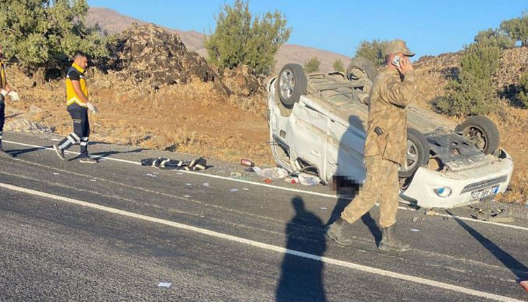 Düz yolda takla 3 kişi öldü