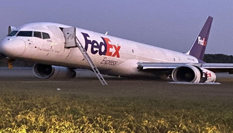 Kargo uçağı gövde üzeri iniş yaptı yürekler ağza geldi