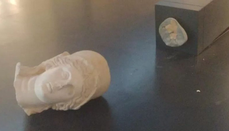 Amerikalı turist, İsrail Müzesi'ndeki heykellere saldırdı