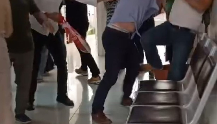 Hasta ve yakınları 3 doktora saldırdı. Sağlık ocağını bastılar