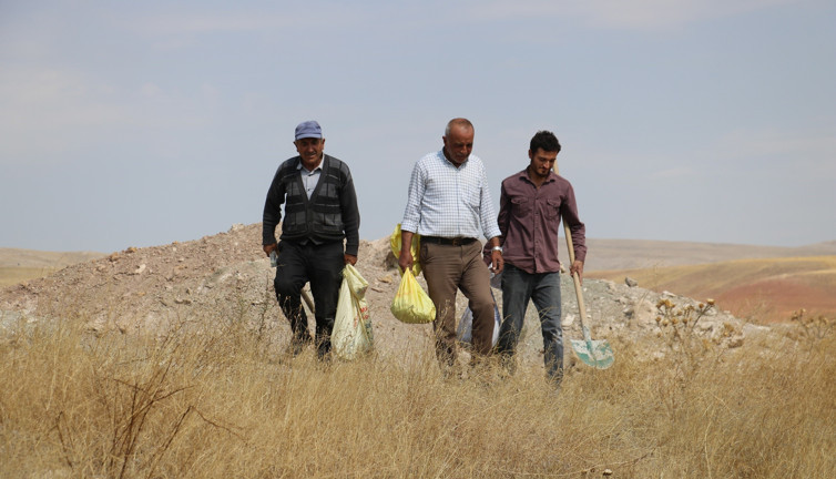 Köylü toprağın altından çıkartıyor kilosunu 10 TL'ye satıyor. Yaraları bant gibi kapatıyor
