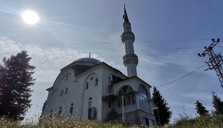 Cami kapısı krizi. Ordu'da filmlik olay. Emre itaatsizlik cezası aldılar