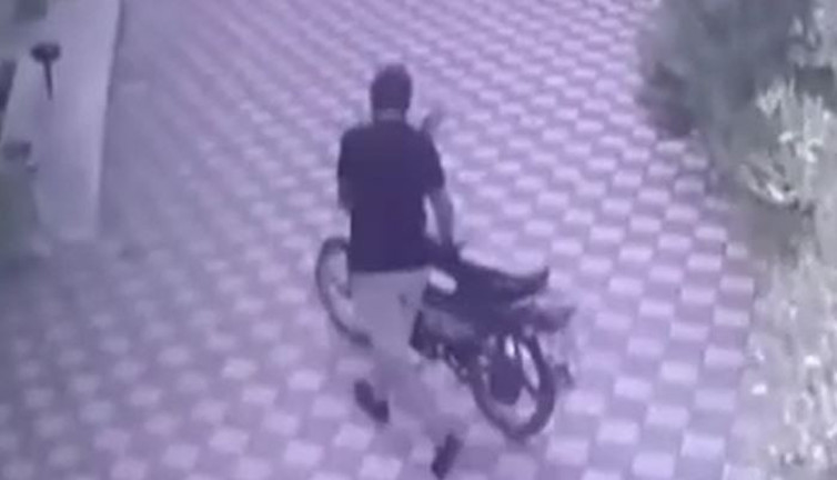 Namazı yarıda bırakıp hırsızlık yaptı