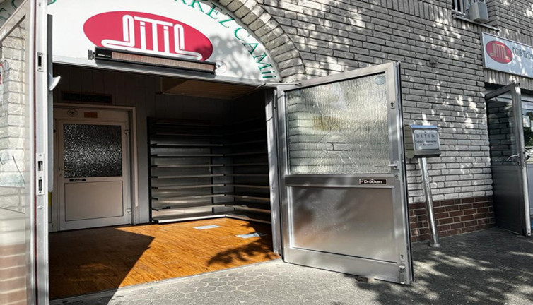 Almanya'da camiye çirkin saldırı! Yönetim ve cemaat endişeli…