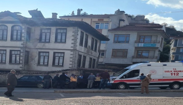 Traktörün çıkan lastiği yayaya çarptı