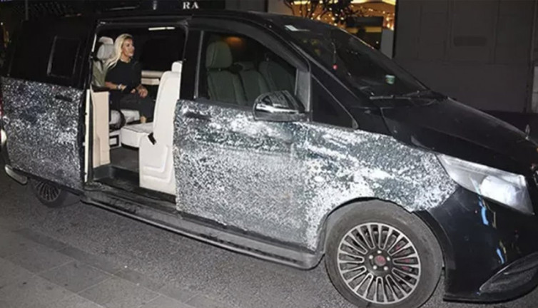 Ünlü şarkıcının pullu arabası kendisinden daha meşhur. Görenler Sardalya balığına benzetiyor.