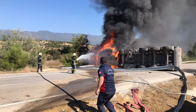 Süt taşıyan tır devrildi. Sürücü yanarak hayatını kaybetti
