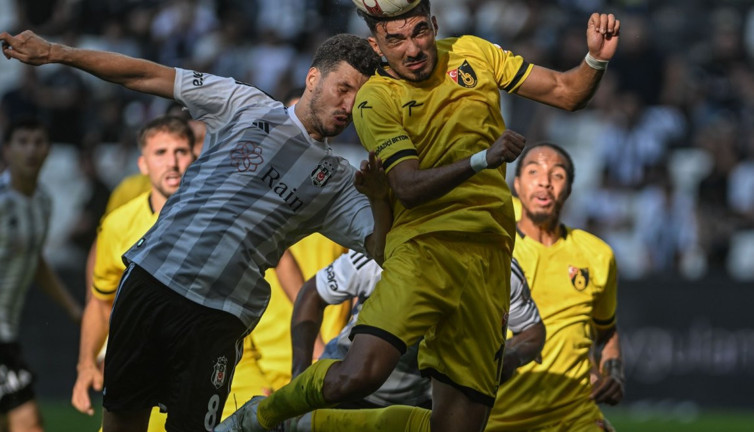 Beşiktaş'ta şok sakatlık. Acı içinde sahayı terk etti.