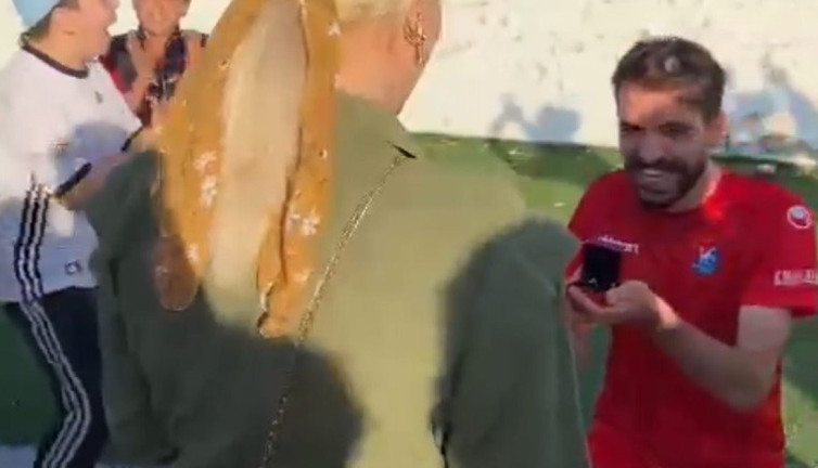 Yeşil sahada evlilik teklifi yaptı