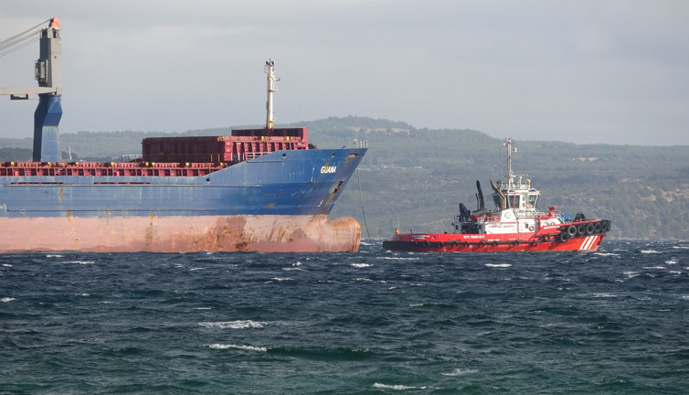 Çanakkale Boğazı’nda römorkörler alarma geçti