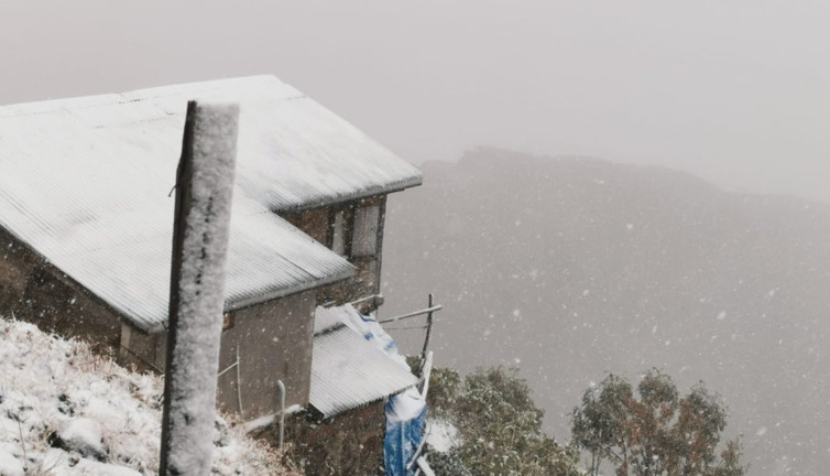 Meteoroloji uyarmıştı yüksek kesimler beyaza büründü. Yetkililer yayladakilere ‘dönün’ dedi