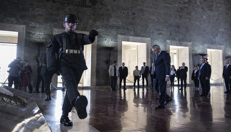 Avusturya Başbakanı Karl Nehammer, Anıtkabir'i ziyaret etti