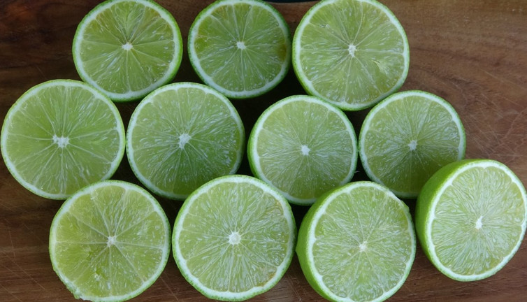 Thai lime kabuğuyla birlikte tüketiliyor almak için bahçede sıra oluşuyor. Bu limonun içi de dışı da aynı renk