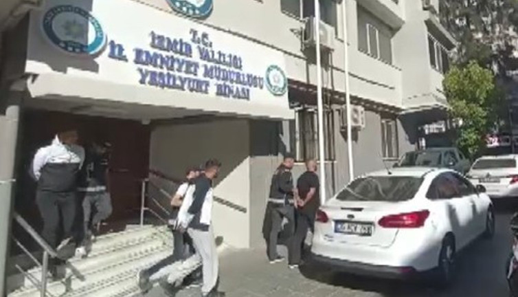 İzmir'de gasp çetesinin 2 üyesi tutuklandı