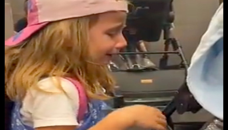 Kedisinin erkek olduğunu öğrenince gözyaşlarına hakim olamayan küçük kız