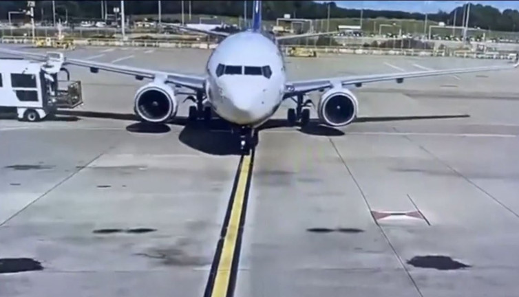 İniş yapan Ryanair uçağı pistte kamyona çarptı. Yakıt deposu mucize eseri infilak etmedi