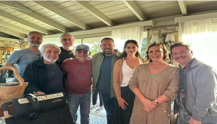 Usta sanatçı Ata Demirer'in setine baskın yaptı