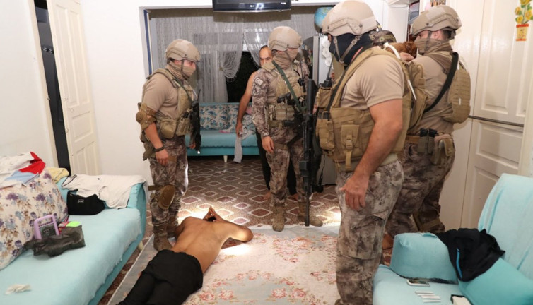 Mersin'de zehir tacirlerine operasyon: 35 gözaltı