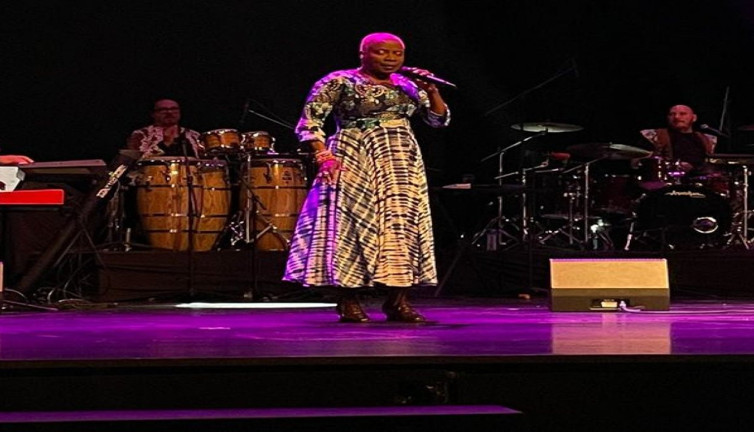 'Afrikalı Diva'nın konuşması Neşet Ertaş'ın ünlü sözünü hatırlattı. İstanbul'da sahneye çıktı