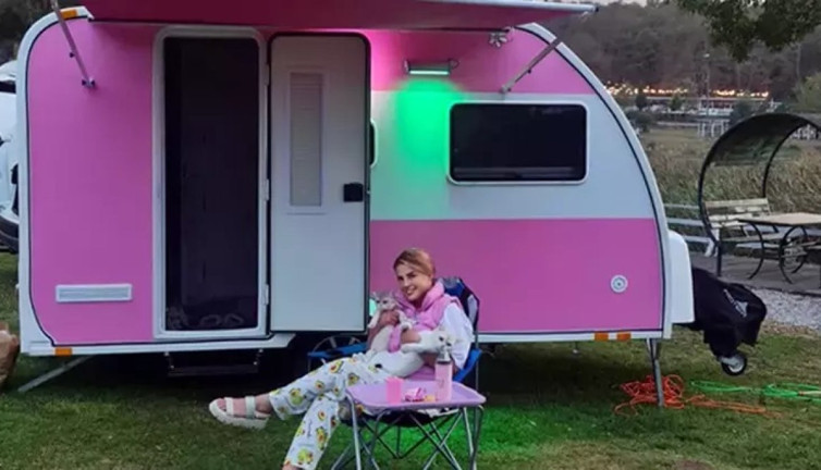 Ünlü oyuncu huzuru pembe karavanda buldu