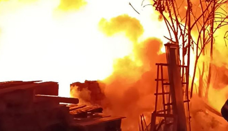 Yanan odunlar otomobili de yaktı