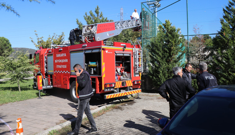 Sakarya’da panik anları. Direğe asılı halde bulundu