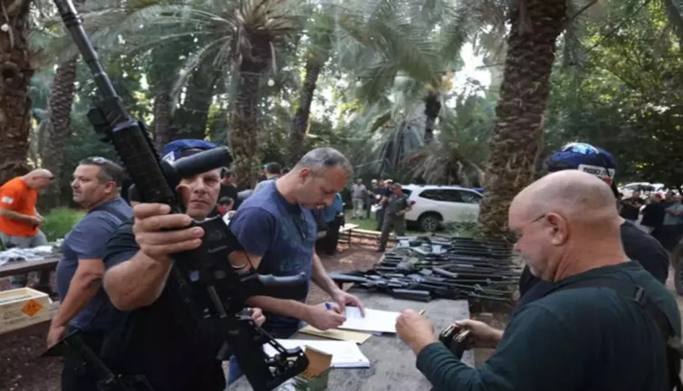 İsrail ordusu halka silah dağıtıyor. Görüntüler geldi