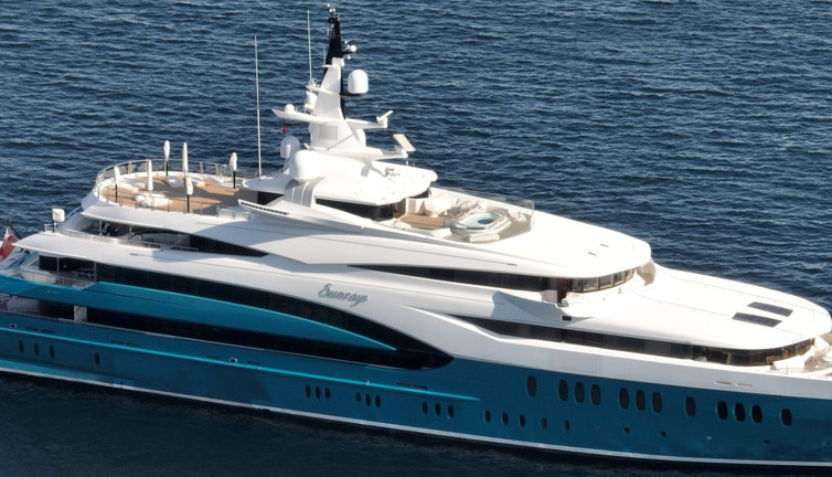 İstanbul'a 86 metrelik mega lüks yat demirledi