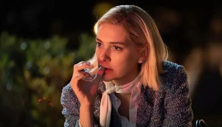 Bergüzar Korel lüks set karavanıyla görenleri şaşırttı. Çalışma hayatının zorluklarından şikayet etmişti