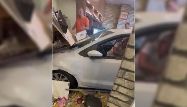 Beylikdüzü'nde otomobil fırına daldı