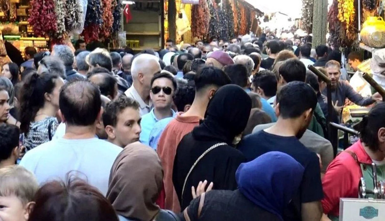 Eminönü’nde insan seli